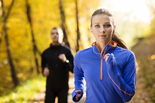 Lauftraining im Herbst im Park