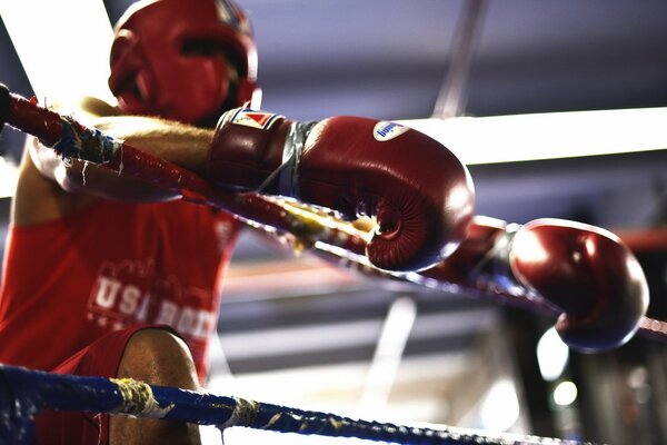 Luchador cansado en el Ring ganador