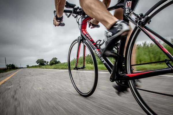 Sportler fährt mit dem Fahrrad auf der Straße