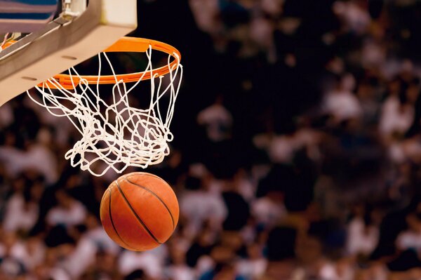 Ein Basketball, der ins Netz geschossen wird