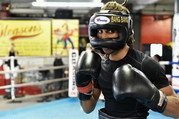 Atleta sul ring. Boxe. Casco