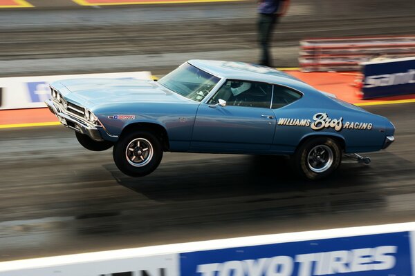 Coche muscle Car en la pista de carreras