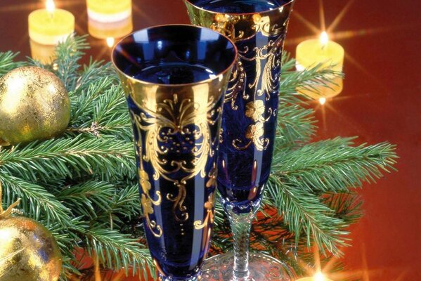 Verres de Noël avec une branche d épinette et des boules