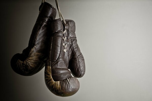 Boxhandschuhe auf glattem Hintergrund