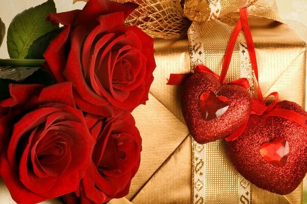 Rose rosse con regalo d oro