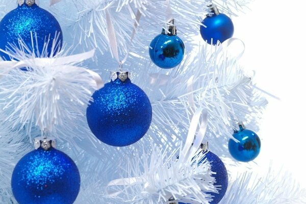 Boules bleues sur l arbre de Noël