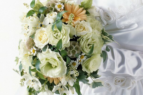 Beau bouquet de roses blanches