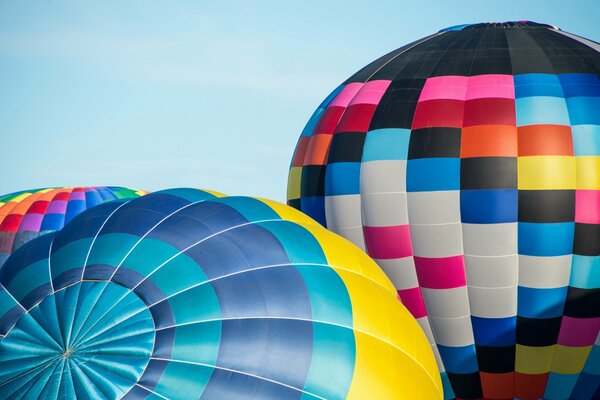 Ballons colorés dans le ciel