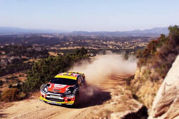 Photo poussiéreuse d une course dans le désert. Course à la vitesse Ford