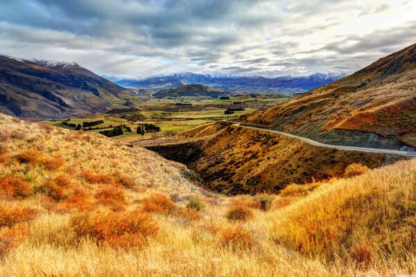 Longue route, champ et montagnes