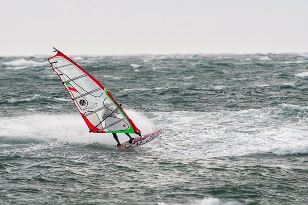 Planche à voile en haute mer séance photo