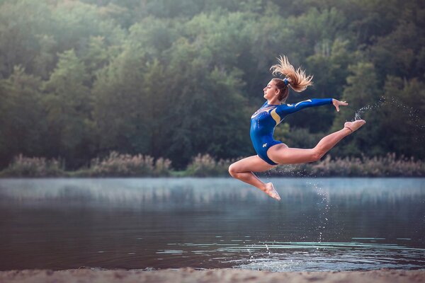 Saut de gymnastique gracieux alexiane