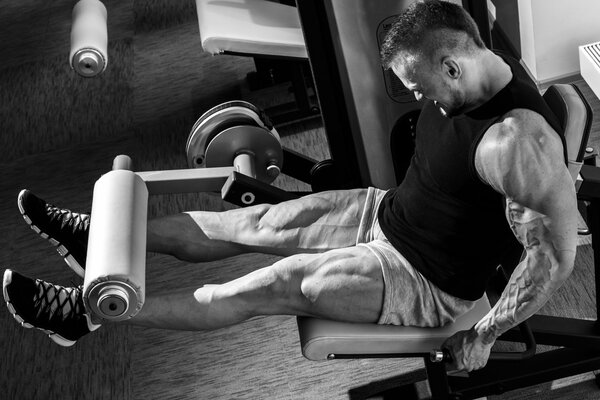 Hombre musculoso haciendo ejercicio en el gimnasio