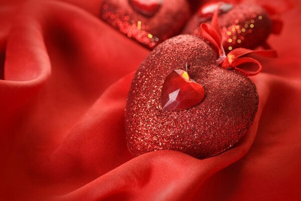 Hermoso corazón rojo con decoración