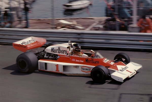 El campeón del mundo, Waimes Hunt, del equipo McLaren