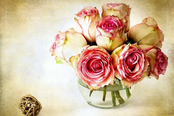 Nature morte aquarelle avec des roses dans un vase transparent