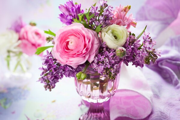 Fliederfarbener Strauß mit Rosen, der in einer Vase steht