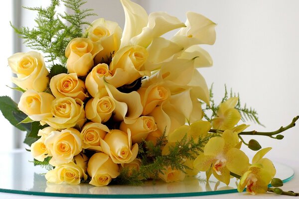 Bouquet de roses en cadeau sur une table en verre