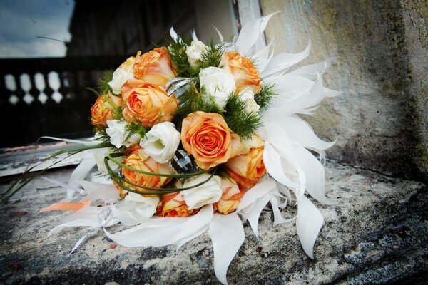 Букет белых и оранжевых роз