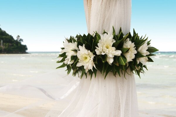 Bellissimi fiori bianchi sullo sfondo del mare