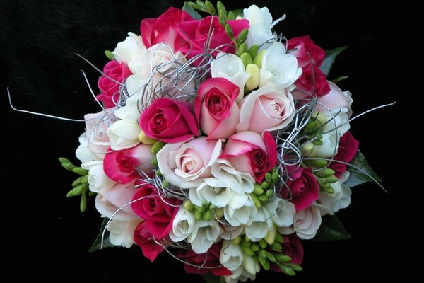 Росса на свадебном букете роз