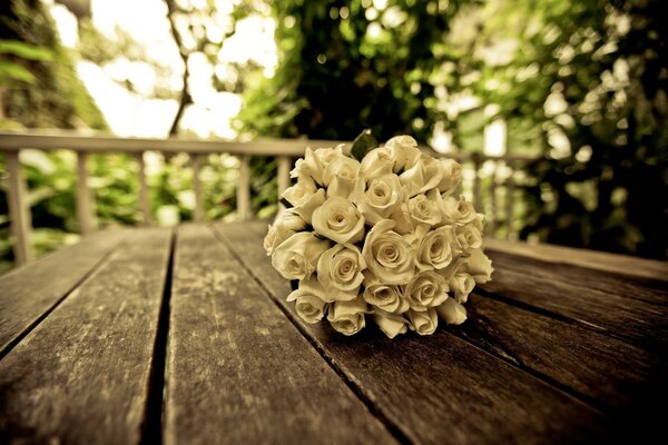 Bouquet de mariage de roses blanches
