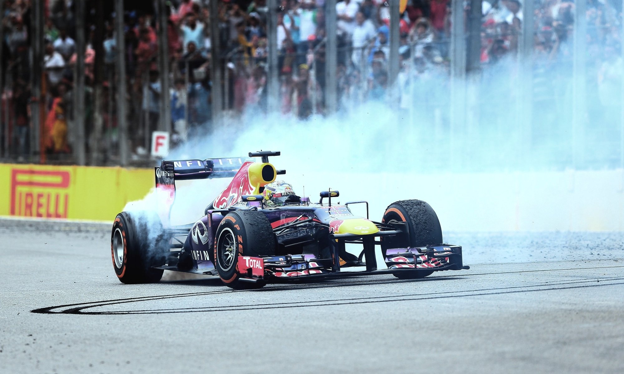 vettel f1 red bull brésil interlagos champion donut fumée formule