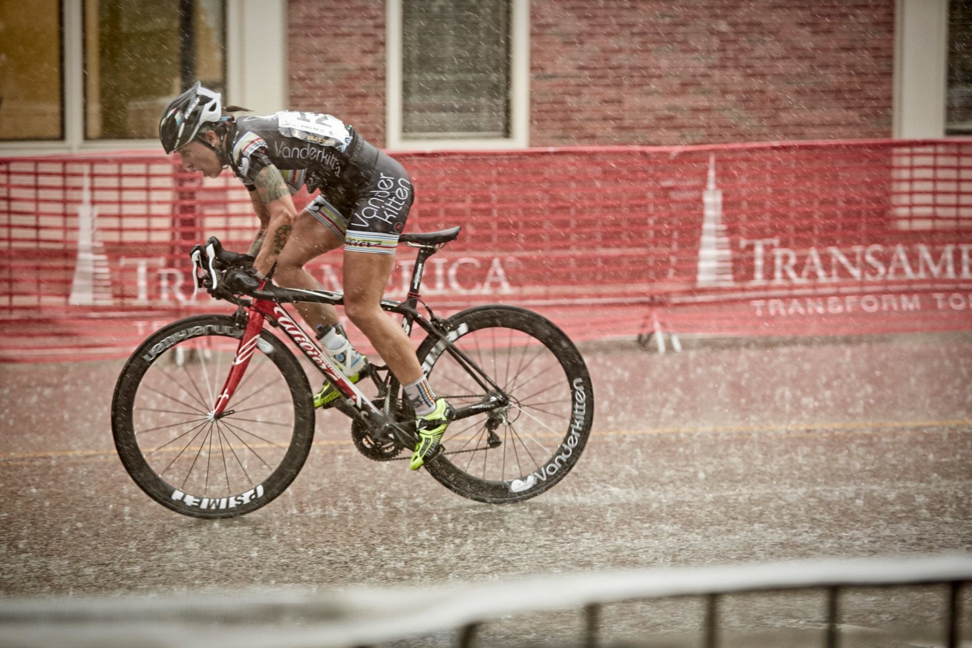 bicicleta deporte perfil chica wilier carretera lluvia carrera ciclismo chicas