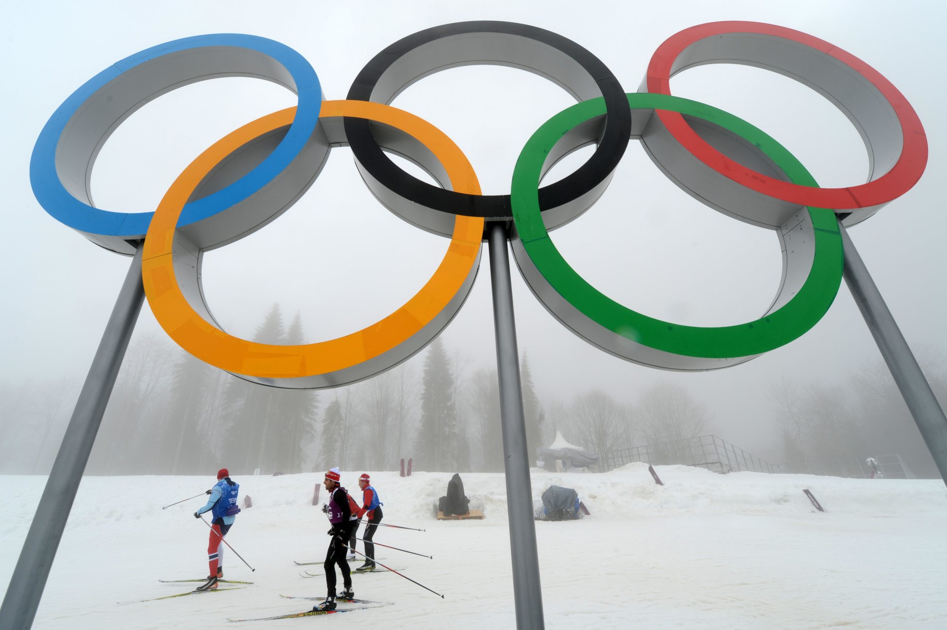 anillos olímpicos cielo fondo esquiadores komlex laura sochi 2014 rusia invierno bosque niebla nieve