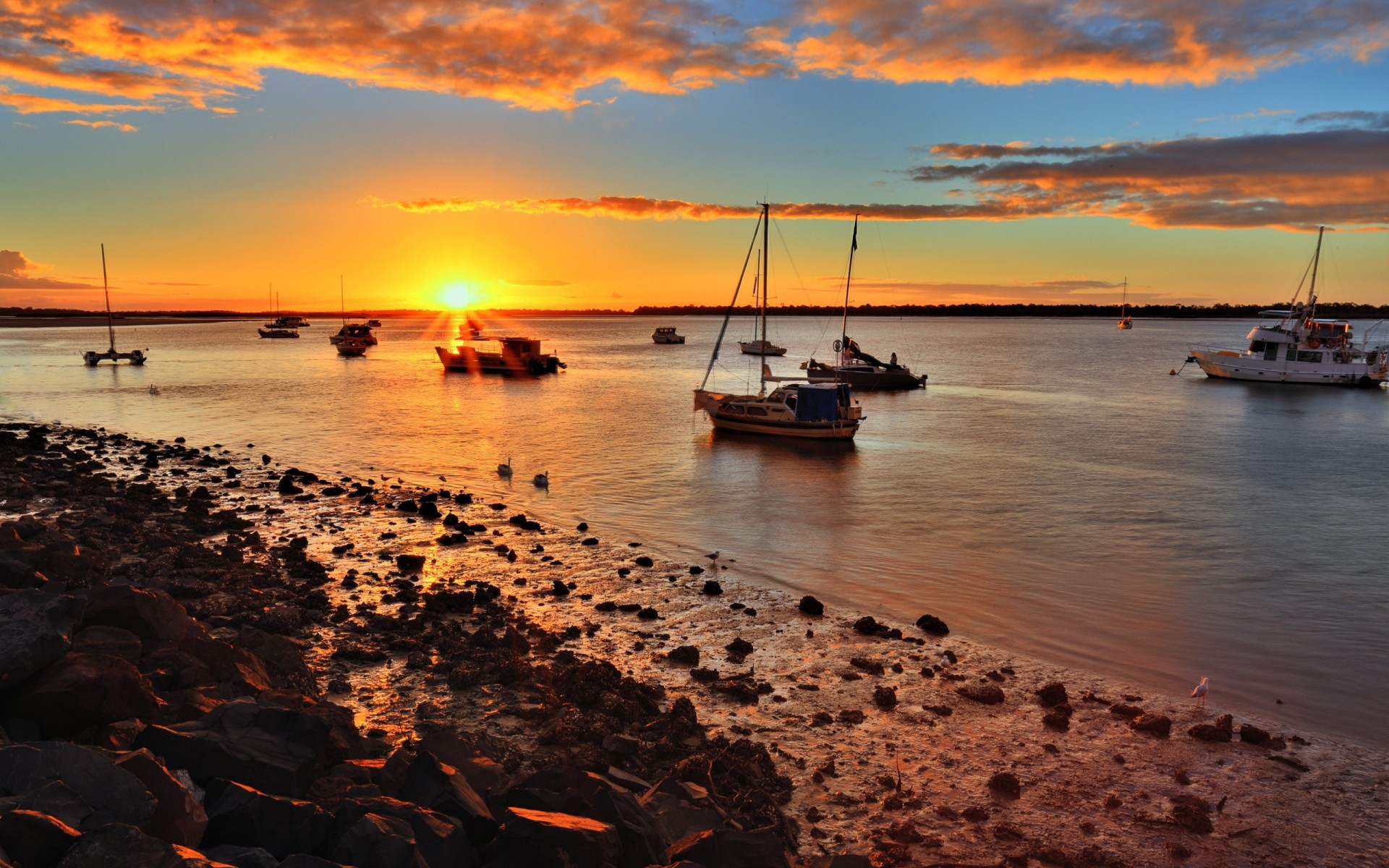 paysage coucher de soleil yacht bateaux côte ciel mer