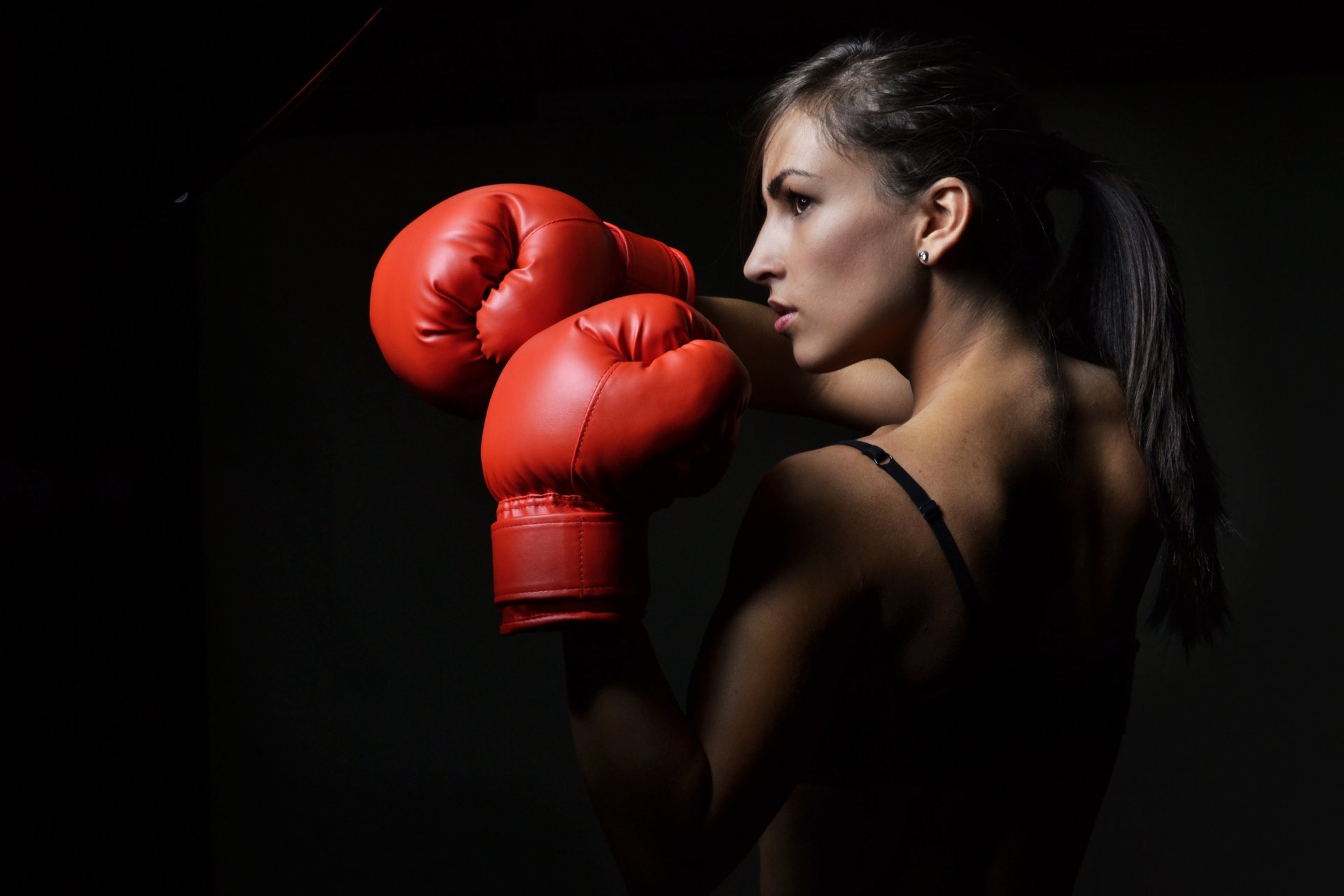 boxe femme posture défensive gants de boxe rouge