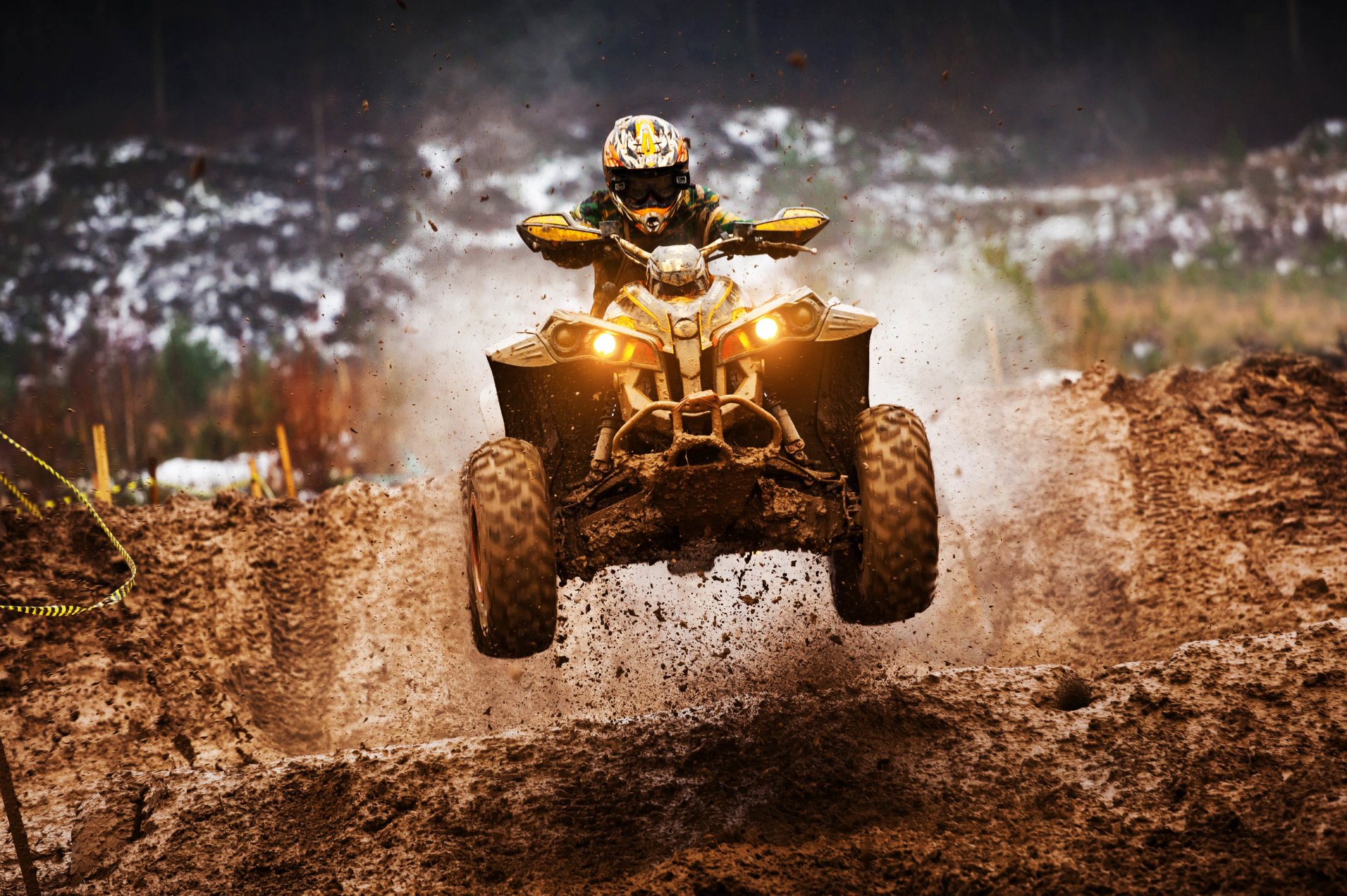 sport atv atv racer sprzęt kask koncentracja cel prędkość kraj cross wyścig brud deszcz off-road skok pokonywanie przeszkody tapety