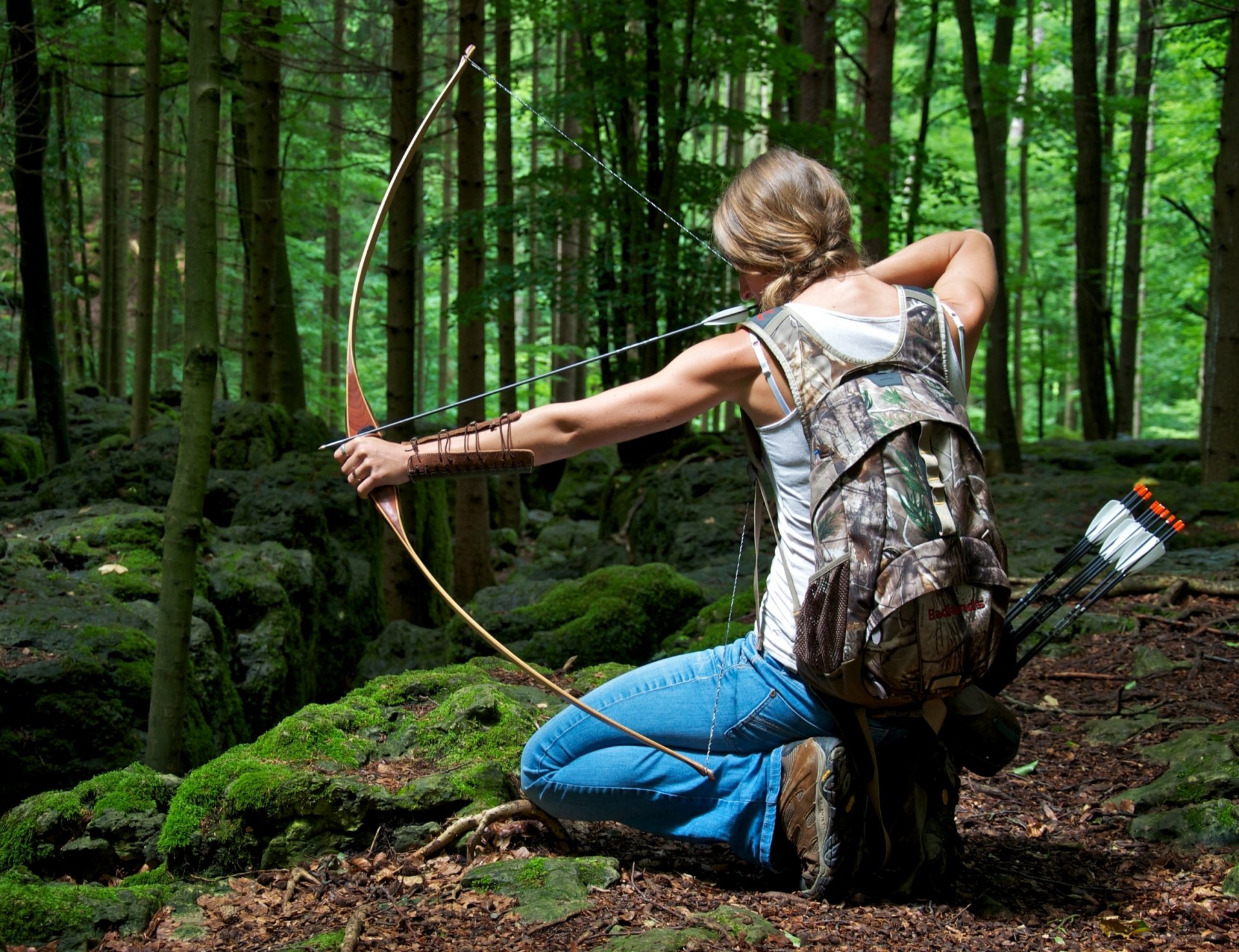 mujer bowhunting para el tiro con arco presentar