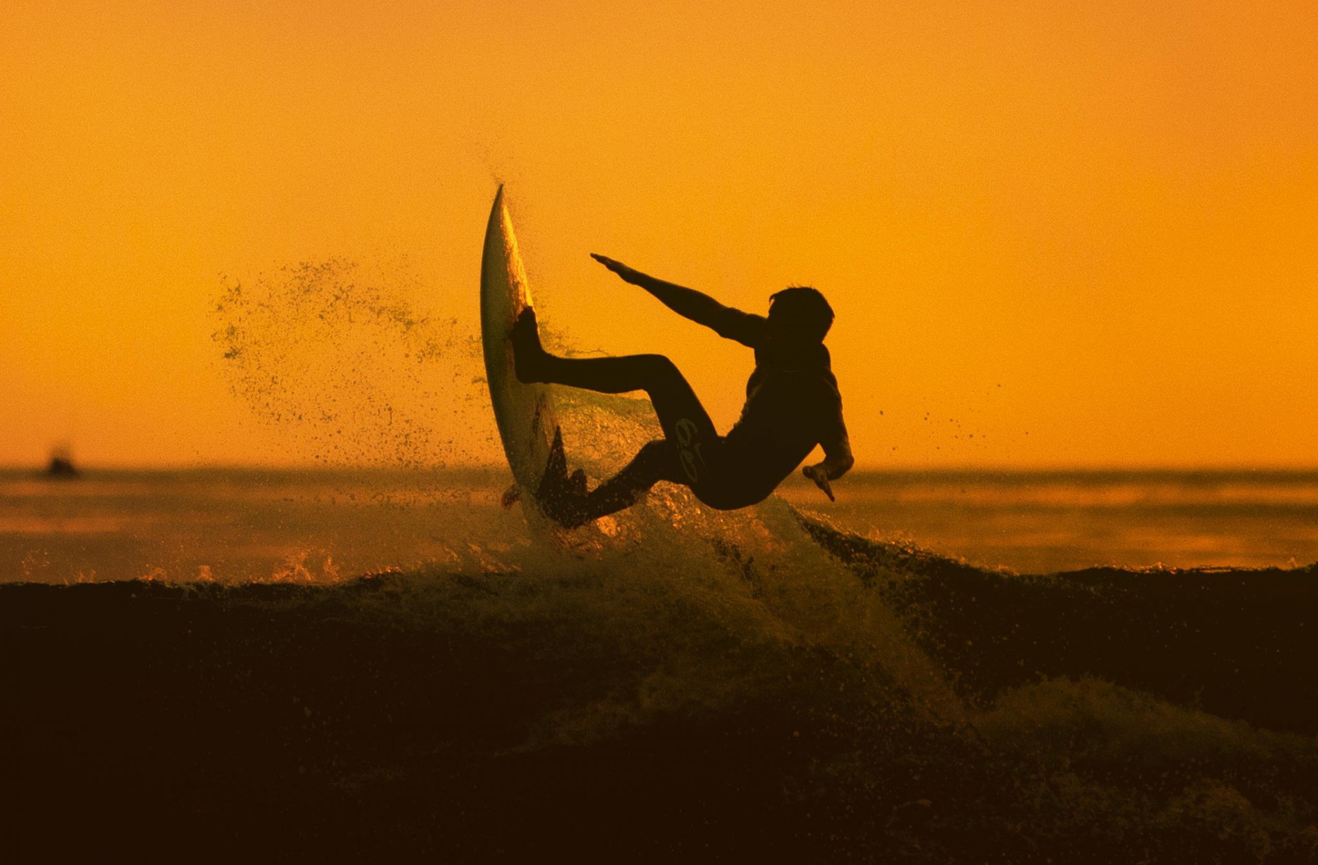 puesta de sol surf hombre atleta océano ola