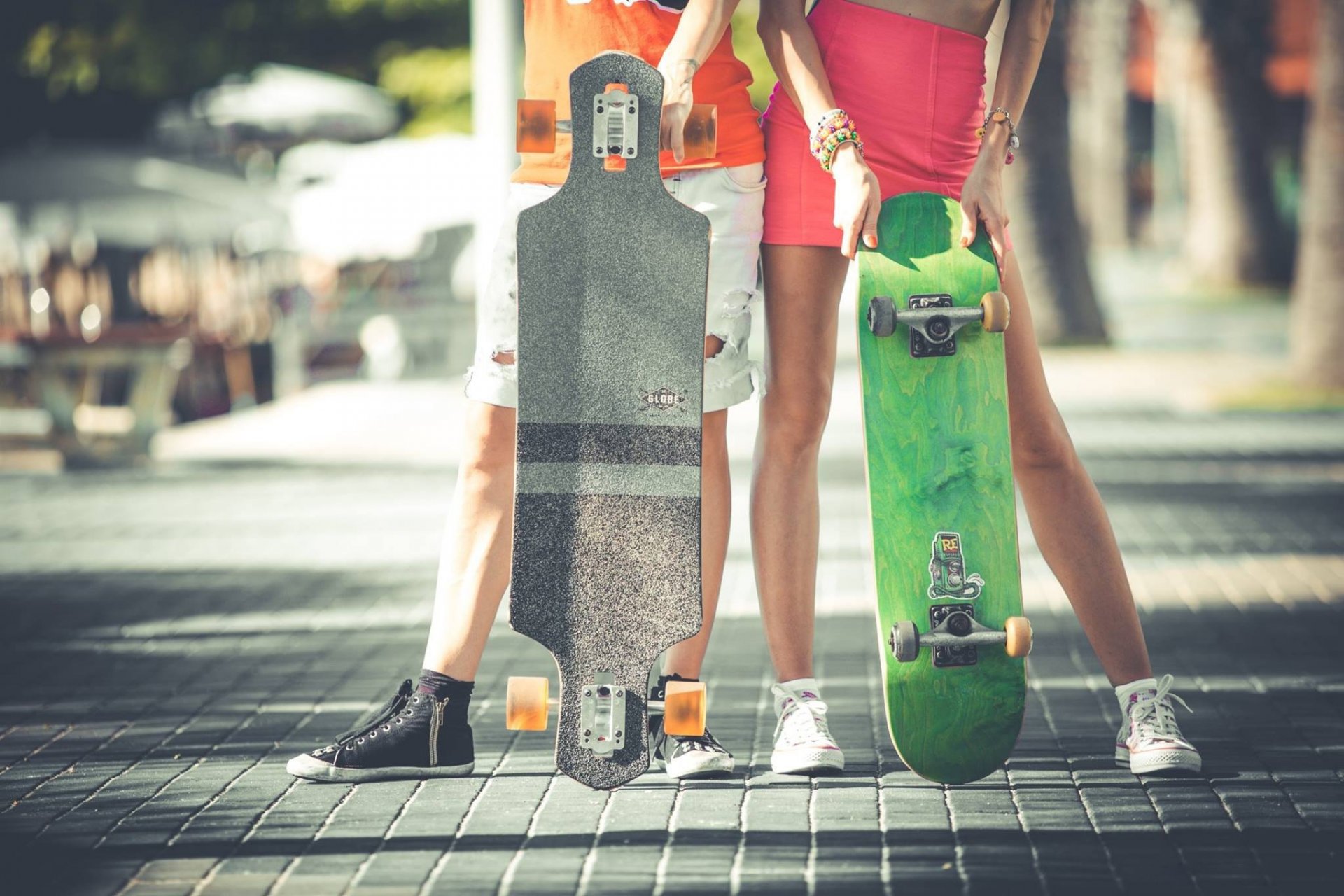 patín monopatín longboard tablero deportes moda pies gente hombre mujer pavimento