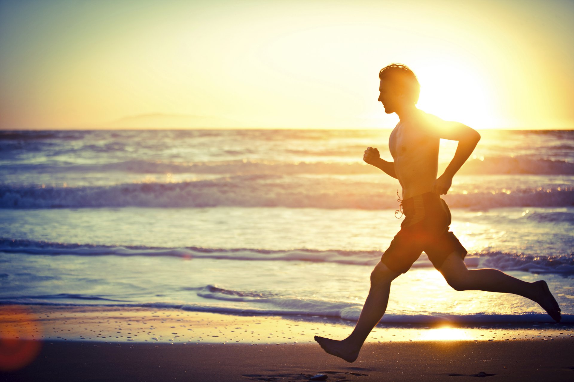 lavorando sulla spiaggia spiaggia tramonto uomo fitness