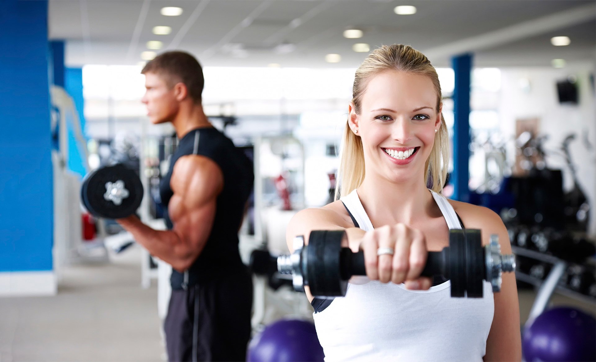 fitnessstudio schneeweißes lächeln freude gesundes leben