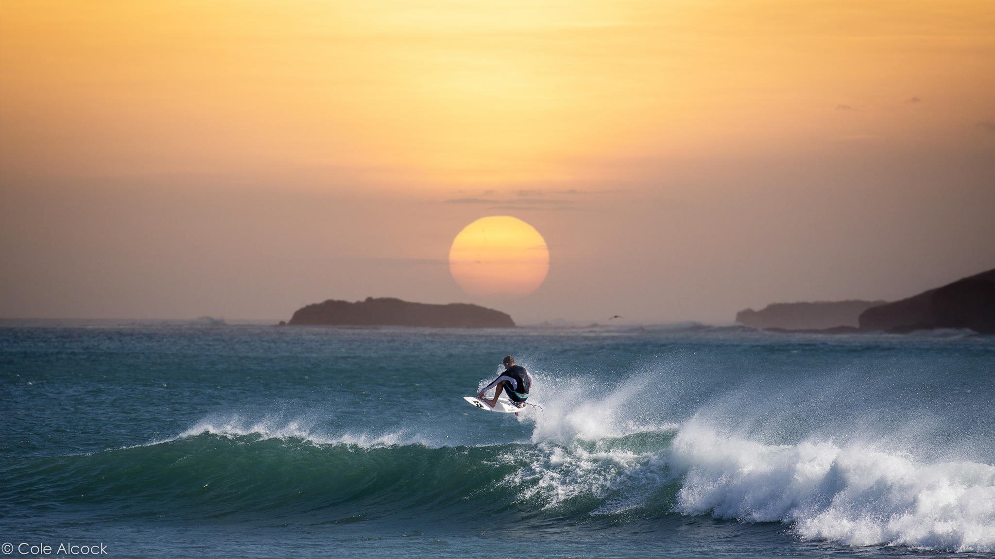 surf onde oceano tramonto