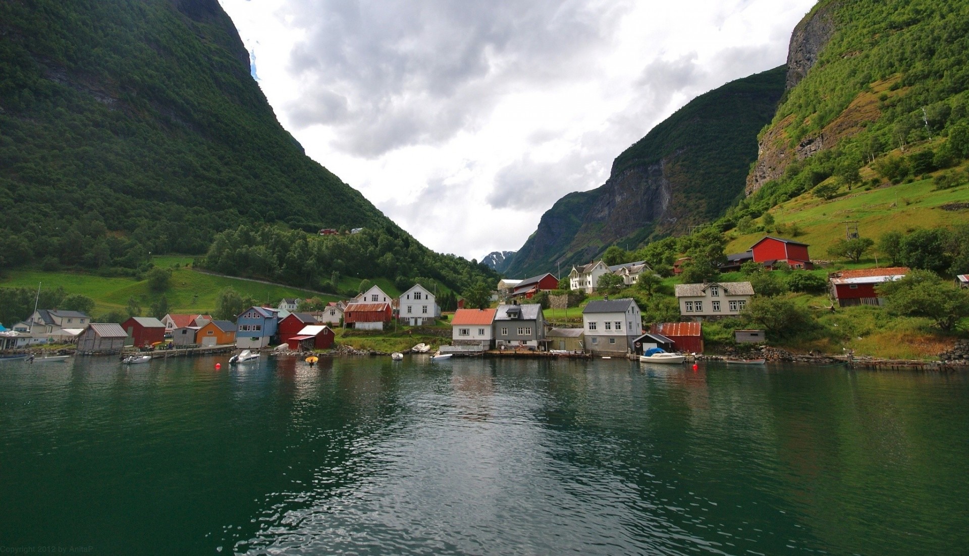 casas pueblo fiordo noruega undredal montañas