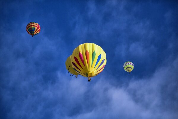 Kolorowe balony na niebie