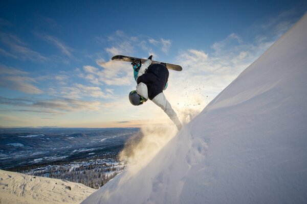 Schönes Foto der Snowboarder steigt vom Berg ab