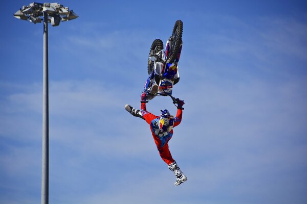 Saut à moto sport bleu