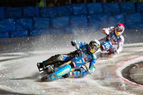 Emocionantes carreras de motos deportivas