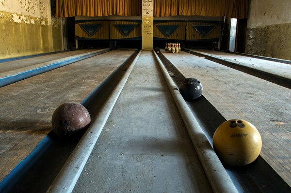 Pistas de Bolos con bolas y Bolos