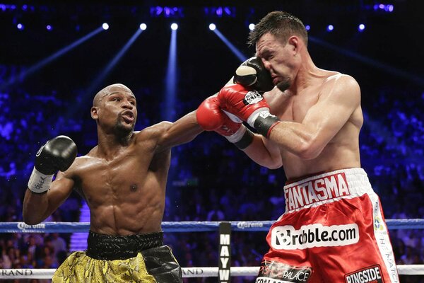 Floyd Mayweather et Robert Guerrero combat dans les gants sur le Ring