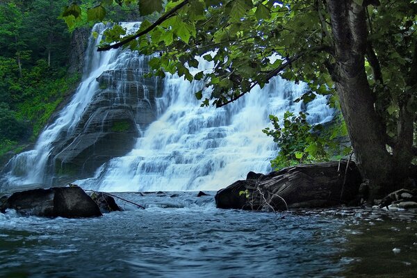 Forte chute d eau. Mousse de cascade