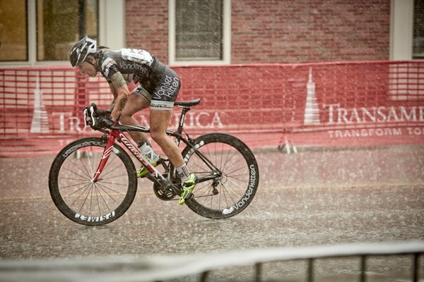 Corri sotto la pioggia. Professionisti del ciclismo