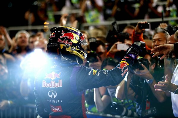 Sebastian Vettel w kurtce z emblematem redbull