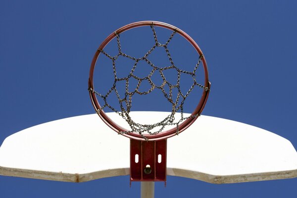 Baloncesto anillo rojo un fondo de cielo azul puro