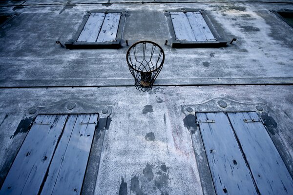 Canestro da basket sul muro della casa